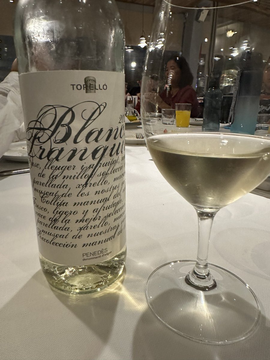 _juanjo82_'s tweet image. 🏰 Torello
🍷 Blanc Tranquille 2023
🗺 #dopenedes 
🍇 #parellada #xarello #macabeu #muscat

🎯 En boca es agradable, de paso ligero, con la acidez
enmascarada por la fruta. Con un final agradable, donde reencontramos los aromas de hinojo y
flor de campo.