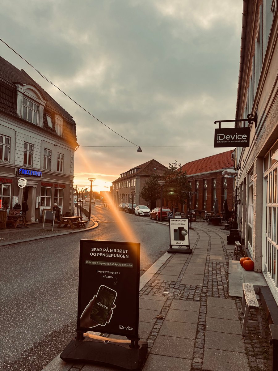 iDevicedk's tweet photo. Solnedgang ved Møn butikken i går 🥰 https://t.co/5QfoYiWTjy