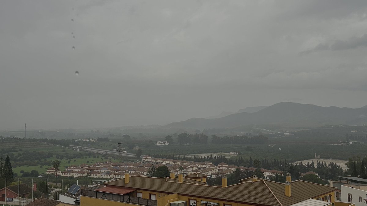 Davidimagenf11's tweet photo. @Storm_Malaga 9.30. Empieza a llover con cierta intensidad en Cártama. Muy oscuro por zona de Pizarra y Álora https://t.co/PYQKKPfLOb