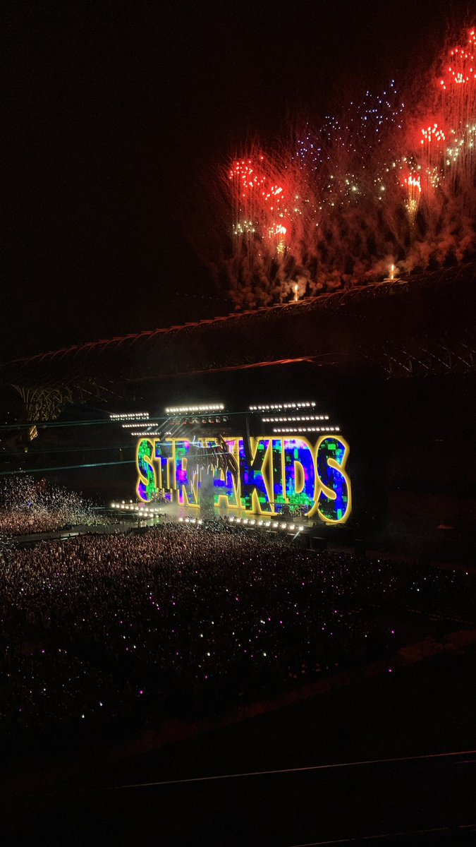 faXuwu's tweet photo. kaohsiung >>>> sg 😇

when people asked me why i went to other stop just for a same concert. no it's literally nooottt same☝🏻 https://t.co/2SHxippUJa