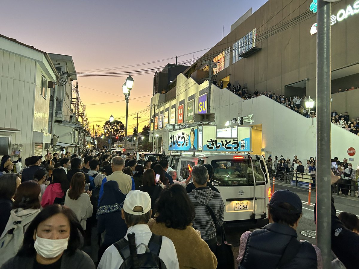 banatyuu03's tweet photo. あと3日と3時間

11月13日水曜日16:45〜(遅れました)御影クラッセ

凄い人を前にして報道されてる方とお話しした
「ビックリするでしょう？」
MHKさん「別に😏中立ですから」
毎日新聞さん「YouTube見ていましたが、現場くるとホント凄いですね😲」
毎日さん、ちょっと好きになった😊
#兵庫の躍動を止めない 🩵