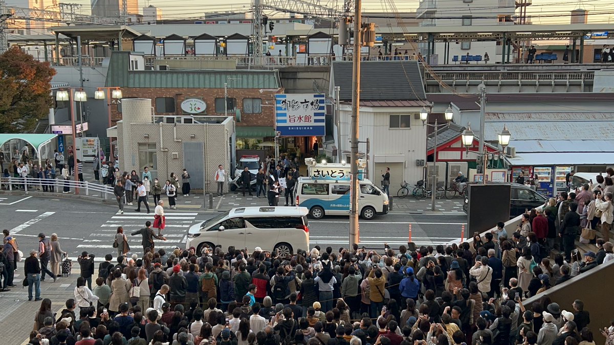 banatyuu03's tweet photo. あと3日と3時間

11月13日水曜日16:45〜(遅れました)御影クラッセ

凄い人を前にして報道されてる方とお話しした
「ビックリするでしょう？」
MHKさん「別に😏中立ですから」
毎日新聞さん「YouTube見ていましたが、現場くるとホント凄いですね😲」
毎日さん、ちょっと好きになった😊
#兵庫の躍動を止めない 🩵
