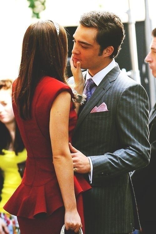 بينما كُل الاشياء مِن حولي تُطفئني كُنت معك فقط أزهـر .!