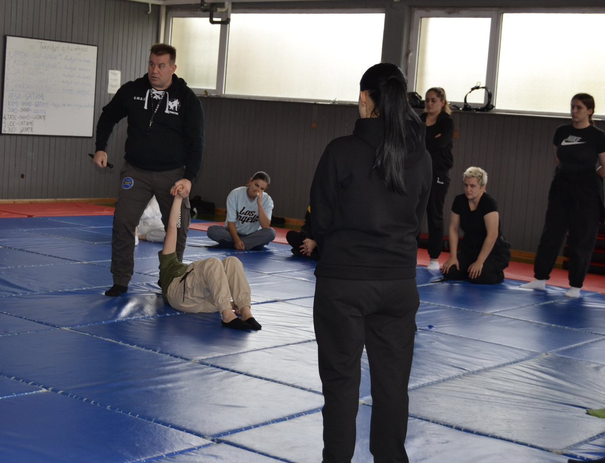 CommandoDefense's tweet image. COMMANDO DEFENSE ACADEMY SWISS
SWAT / Police Instructor Uliks Gjonaj trains the Kosovo Police in LOCKUP Arrest &amp;amp; Control.  
Arrest &amp;amp; Control is the newest Program of the American Police 🇺🇸