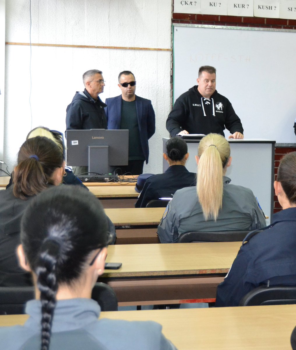 CommandoDefense's tweet image. COMMANDO DEFENSE ACADEMY SWISS
SWAT / Police Instructor Uliks Gjonaj trains the Kosovo Police in LOCKUP Arrest &amp;amp; Control.  
Arrest &amp;amp; Control is the newest Program of the American Police 🇺🇸