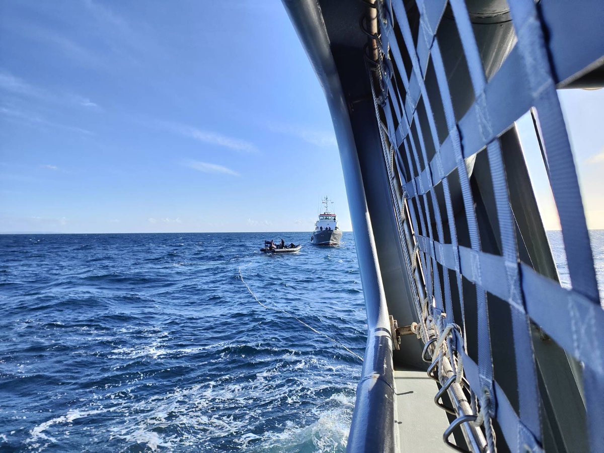 HMSStAlbans's tweet image. HMS ST ALBANS continues her BOST training package with FOST by conducting towing exercises to practise her ability to take under tow other vessels.