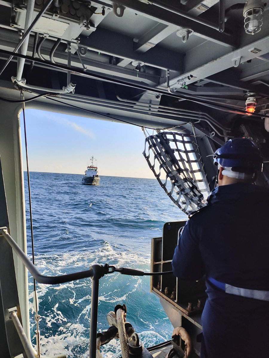 HMSStAlbans's tweet image. HMS ST ALBANS continues her BOST training package with FOST by conducting towing exercises to practise her ability to take under tow other vessels.