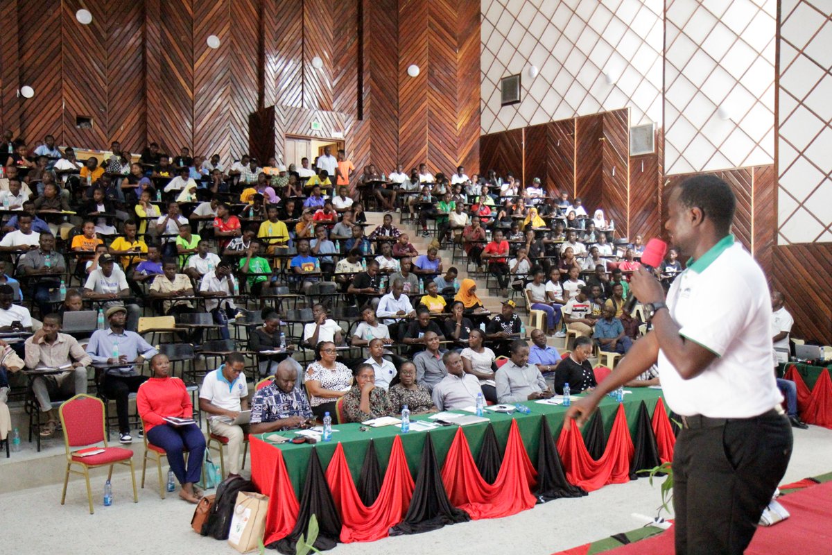 KIPPRAKENYA's tweet photo. Senior Policy Analyst @KIPPRAKENYA enlightens the @TaitaTavetaUni students on the public policy making process in Kenya #KMPUTs #ThinkingPolicyTogether https://t.co/51VuI48g7S