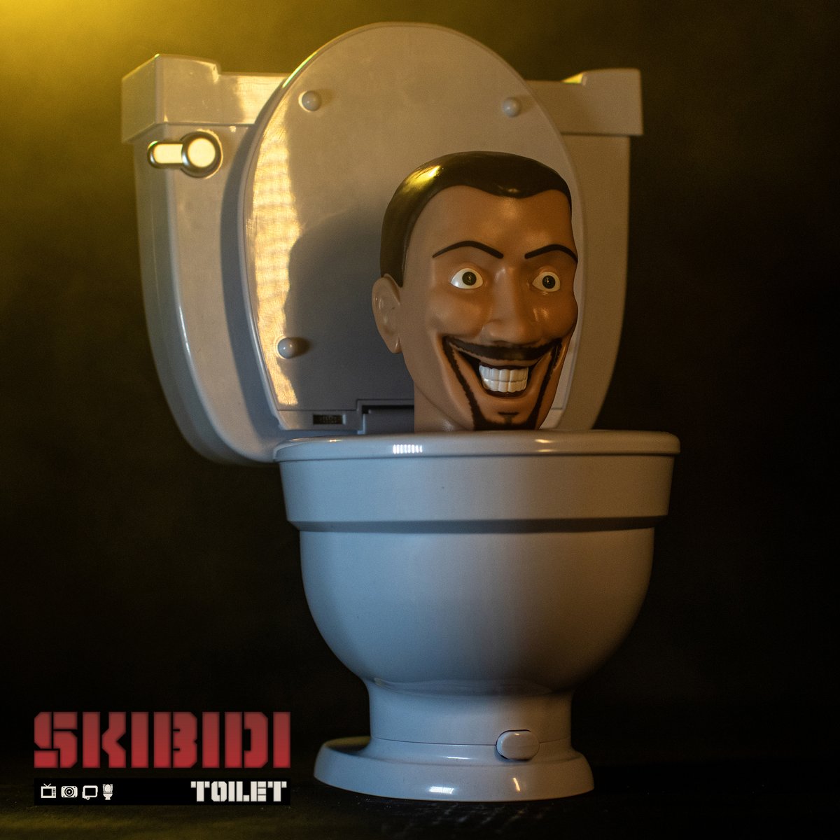 CharacterToysUK's tweet photo. If you haven't heard of #SkibidiToilet… there's a very good chance your little ones have! 👀🚽

Get your hands on the new toy range now, including the Skibidi Toilet Mystery Surprise Toilet, now at @SmythsToysUK  🎁 https://t.co/sXpWbim0SK