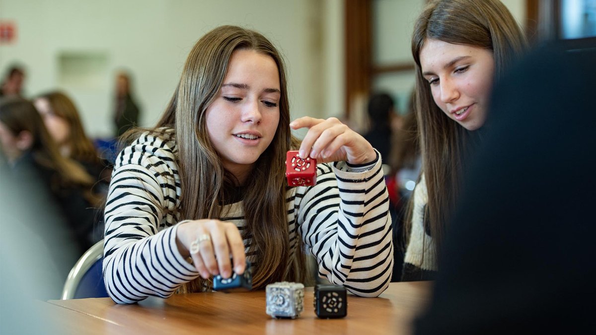 Inria_Bordeaux's tweet photo. 📢 Les pré-inscriptions pour le stage "Moi #informaticienne, Moi #mathématicienne" #MIMM sont ouvertes !
Ce stage de découverte d'une semaine à destination de jeunes filles de 3ème et 2nde aura lieu du 22 au 25 avril 2025 sur le campus @univbordeaux !
👉 https://t.co/lq02vRKkPR https://t.co/yeadgo3DfR