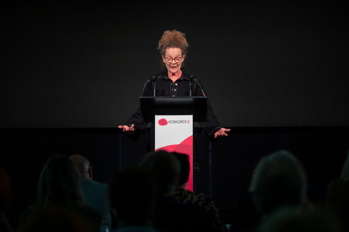 socialpaed's tweet photo. ”Jeg står her som stolt leder af botilbuddet, hvor Steven bor og socialpædagog Maria arbejder” – Dorte Laursen fra Syvstjernen prioriterer høj socialpædagogisk faglighed: uddannede medarbejdere, faglige teamledere &amp; efterudd mm. Fordi #FaglighedForandrerLiv #SLkongres24 #dksocial https://t.co/PBqoWCMXPU