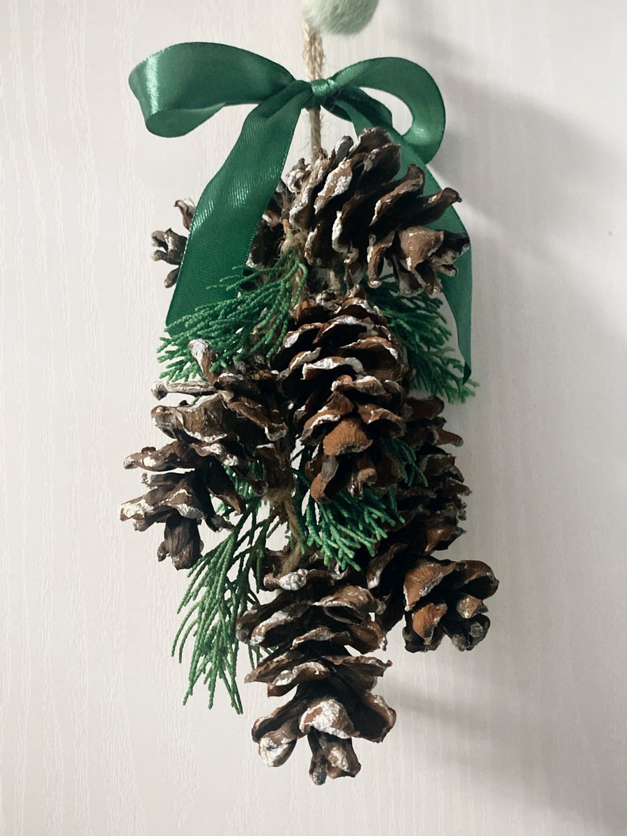 HaianNantong's tweet image. A new trend in Hai'an: Autumn Foraging! Locals are gathering leaves, pinecones, and chestnuts from parks and pathways, cherishing nature’s autumn gifts. Fill your pockets with fall leaves and keep a little of autumn’s romance and poetry with you. #AutumnInHaiAn #ForagingFun