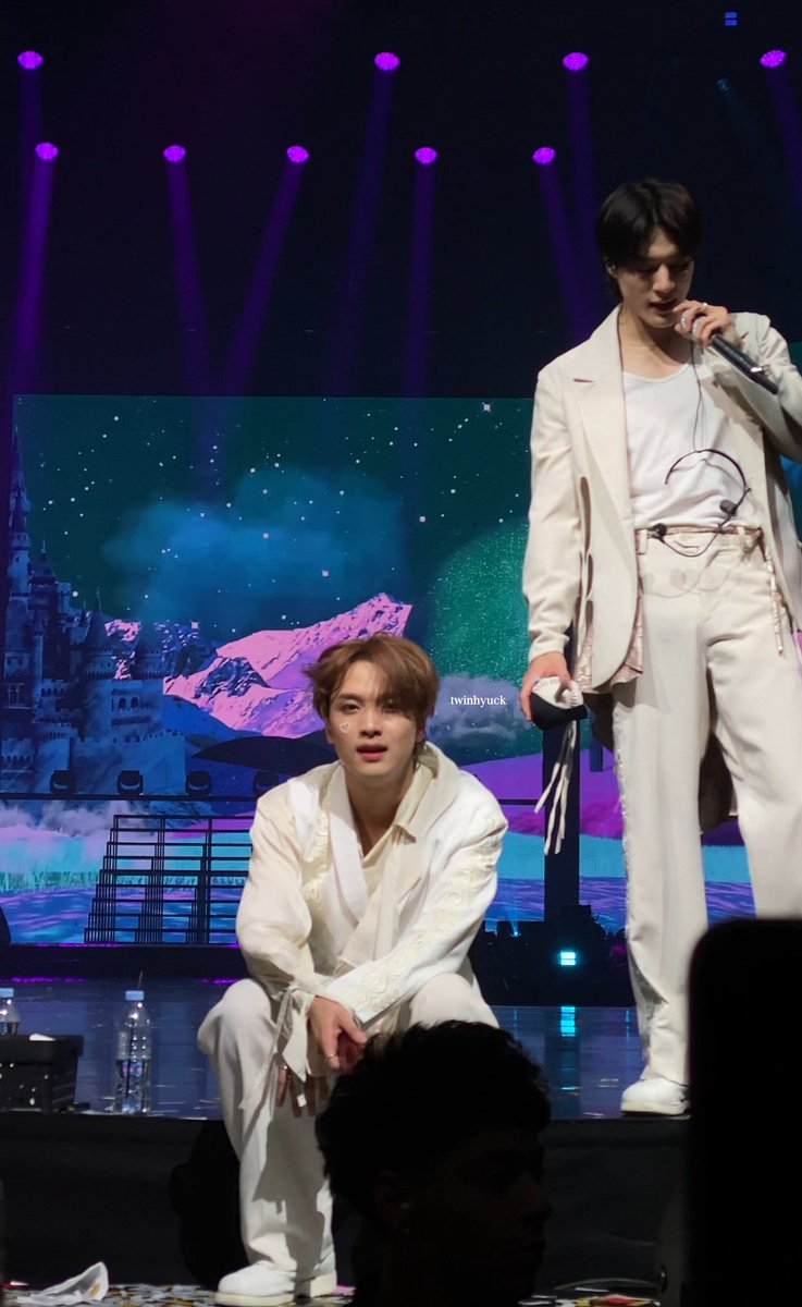 twinhyuck's tweet photo. LAST NIGHT WAS THE BEST OMG HAECHAN KEPT COMING OVER TO MY SIDE IM SO HAPPY https://t.co/gOvARbAQPQ