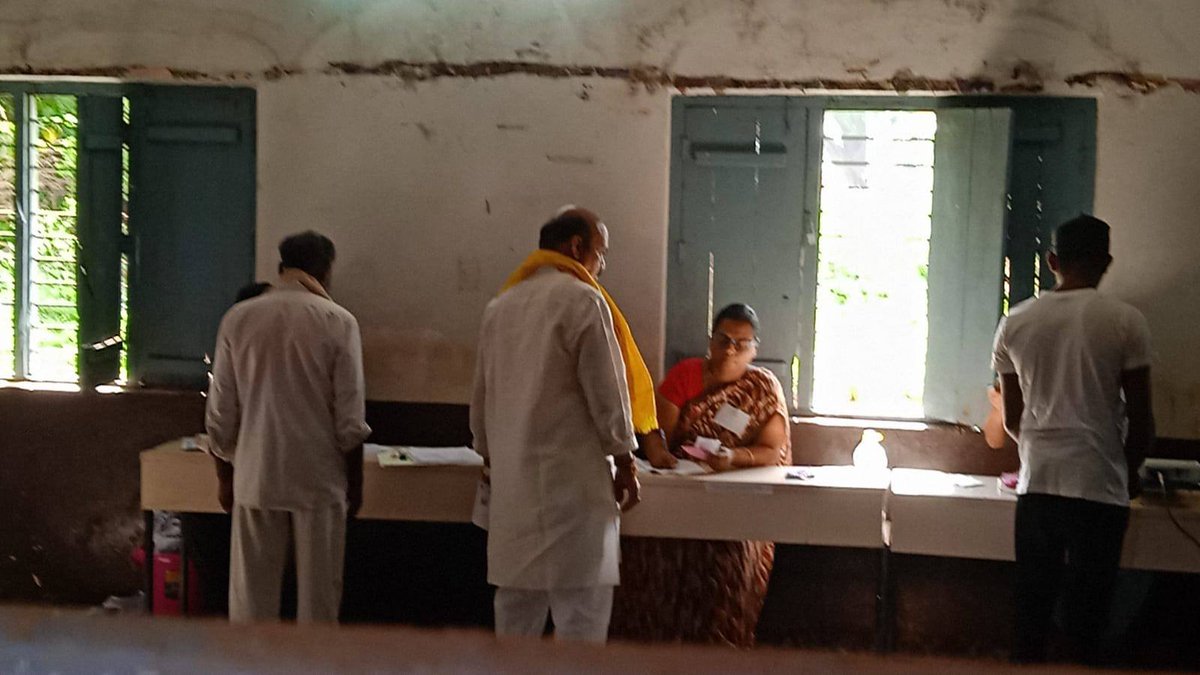 PaviGowda123's tweet photo. ತಾನು ಮತ ಹಾಕುವ ಶಾಲೆಯನ್ನೇ ಅಭಿವೃದ್ಧಿ ಪಡಿಸಲಿಲ್ಲ ಕ್ಷೇತ್ರವನ್ನು ಎಷ್ಟರ ಮಟ್ಟಿಗೆ ಅಭಿವೃದ್ಧಿ ಪಡಿಸಿರಬಹುದು ಎಂದು ಊಹಿಸಿ!

ಮಂತ್ರಿಯಾಗಿ, ಮುಖ್ಯಮಂತ್ರಿಯಾಗಿ ನಿನ್ನ ಸಾಧನೆ ಏನು ಎಂಬುವುದನ್ನು ಈ ಫೋಟೋವೇ ಸಾಕ್ಷಿ! https://t.co/OMuDQIuyu1