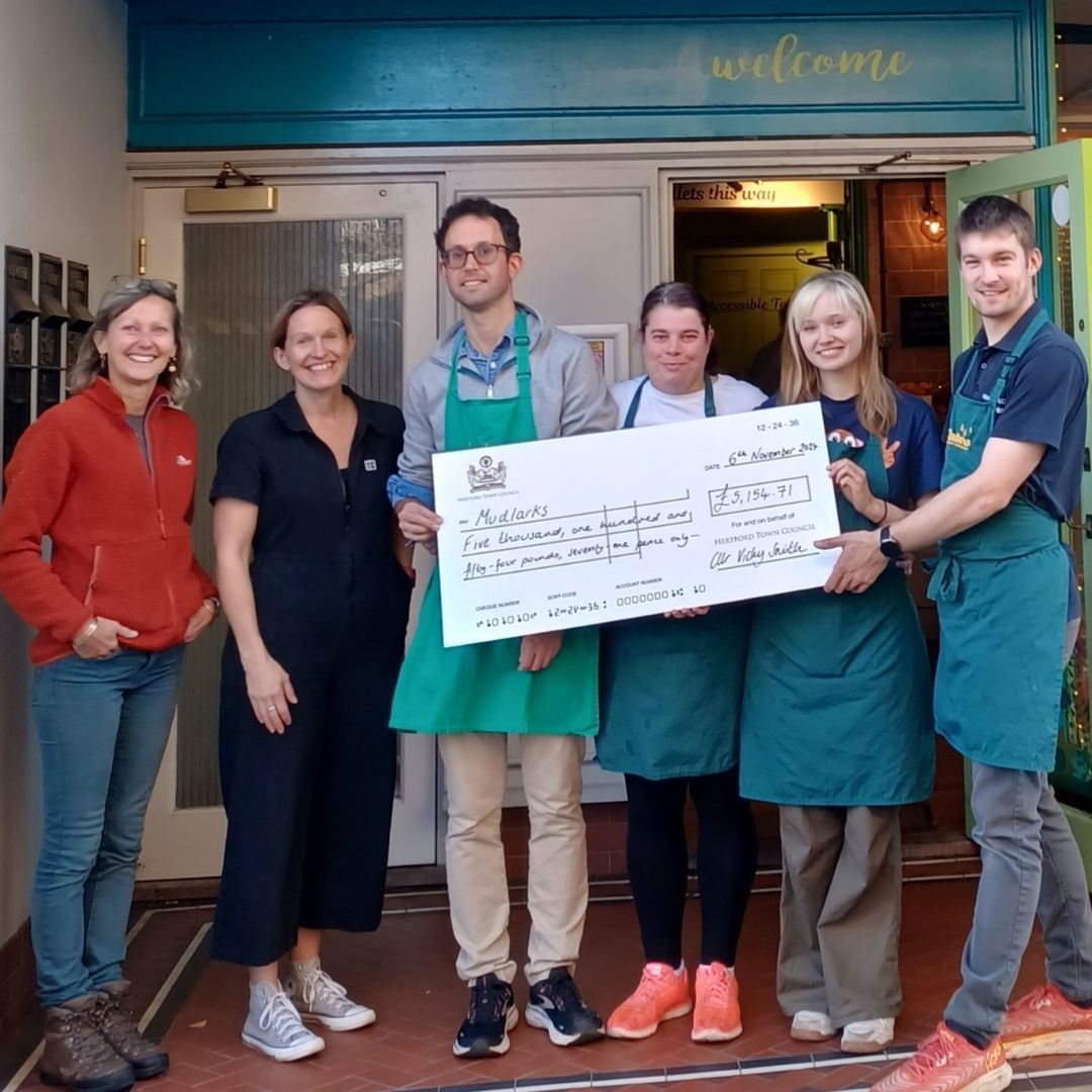 HertfordTC's tweet photo. The @HertfordMayor for 2023/4 Cllr Vicky Smith raised £10k+ for her charities @MudlarksGarden &amp; @HMWTBadger. Cllr Smith presented cheques for £5,154. 71 to both charities. Details of the charities &amp; fund-raising activities at: https://t.co/7sGYM7o4y2 https://t.co/yoygyxqalY