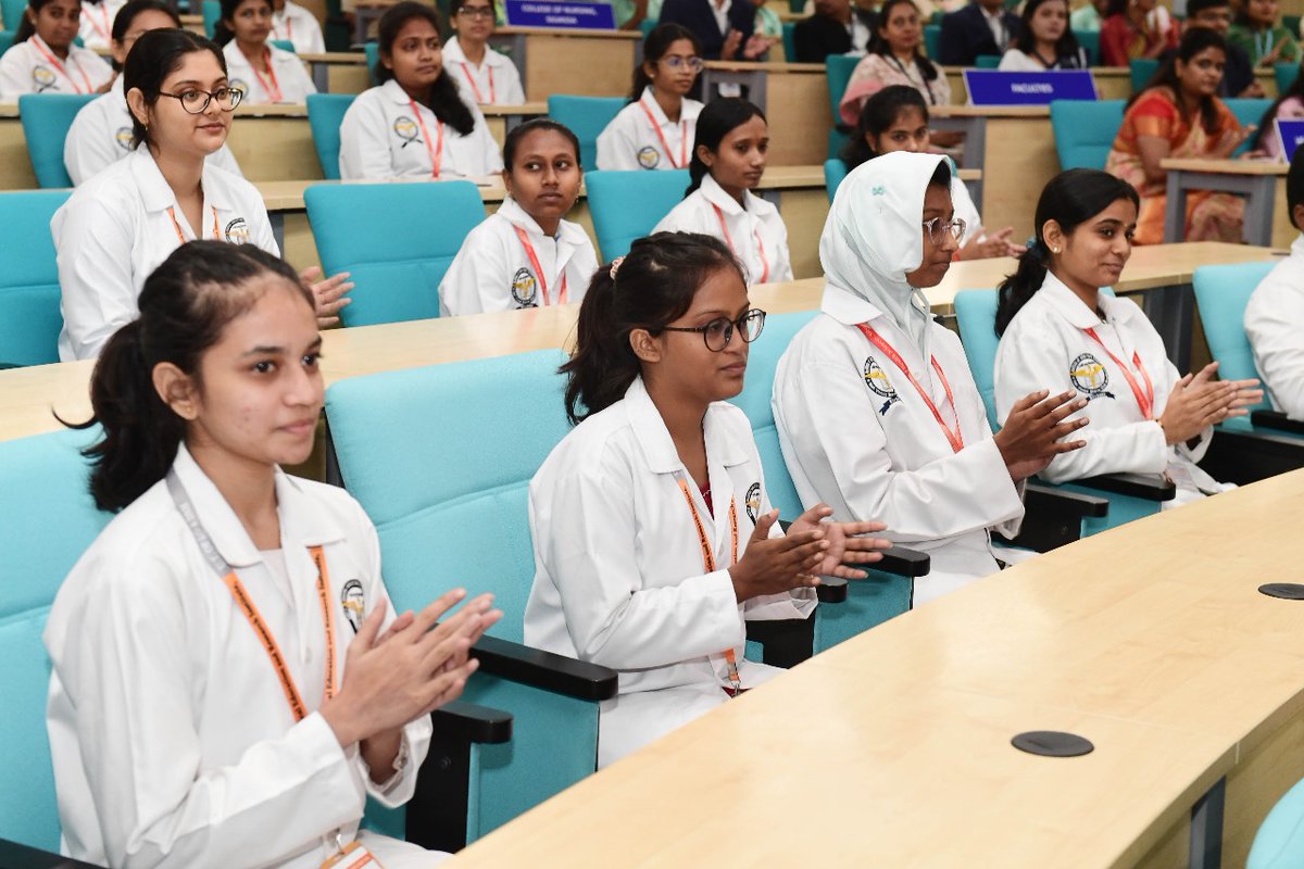 rashtrapatibhvn's tweet photo. President Droupadi Murmu visited NAMO Medical Education &amp; Research Institute, Silvassa and interacted with the students and faculty of various educational institutions. https://t.co/ZnekDbGMWn