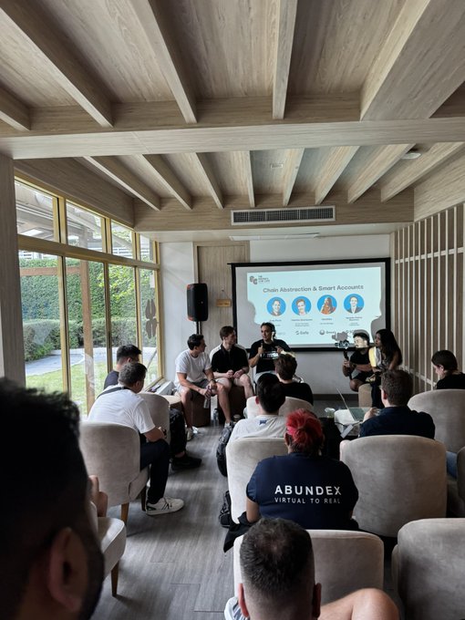 Somnia_Indo's tweet photo. Tim Somnia hadir di Builder’s Brunch! 🥐  
@numbernine_eth, kepala teknik kami, memberikan talk tentang abstraksi chain bersama dengan @safe, @palmera_dao, dan @GnosisDAO! 🚀 https://t.co/M4kx9ldYF8