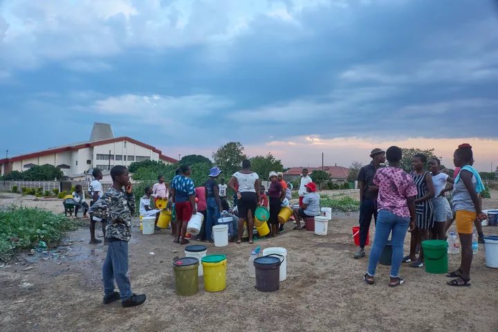 Thread 🧵 Alert 🚨:
1) Bulawayo residents go for five 1/2 days a week without any running tap water. The water cuts tend to go beyond the schedule worsened by power outages which affect pumping of limited supplies, making a bad situation, even worse.
Read: bloomberg.com/news/features/…
