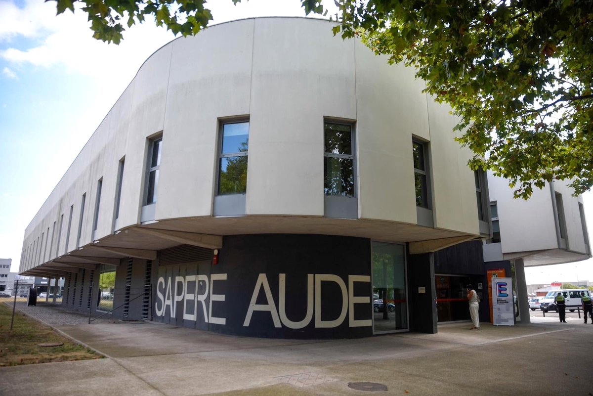 comunicacat's tweet photo. 🎓 @UNEDGirona canvia de seu a #Figueres i es trasllada a un equipament més modern i adaptat a les noves tecnologies
✏️ Els 400 alumnes dels graus, cursos d’accés a la universitat i el programa #UNEDSènior es muden al Centre Integrat Ferran Suñer
#clientcomunica #UNEDGirona https://t.co/TGLqlfET0m