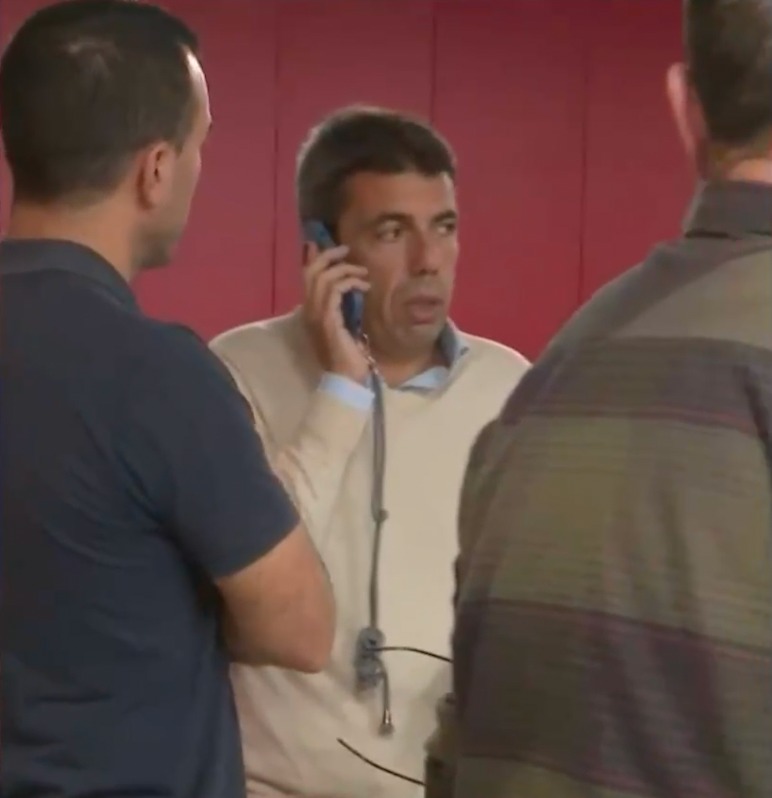 PereMiquel92's tweet image. Mazón: "En el Centro de Emergencias no tenemos cobertura en el móvil"

Imagen de Mazón hablando por el móvil en el Centro de Emergencias.

Y así con todo.

#MazonDimisión