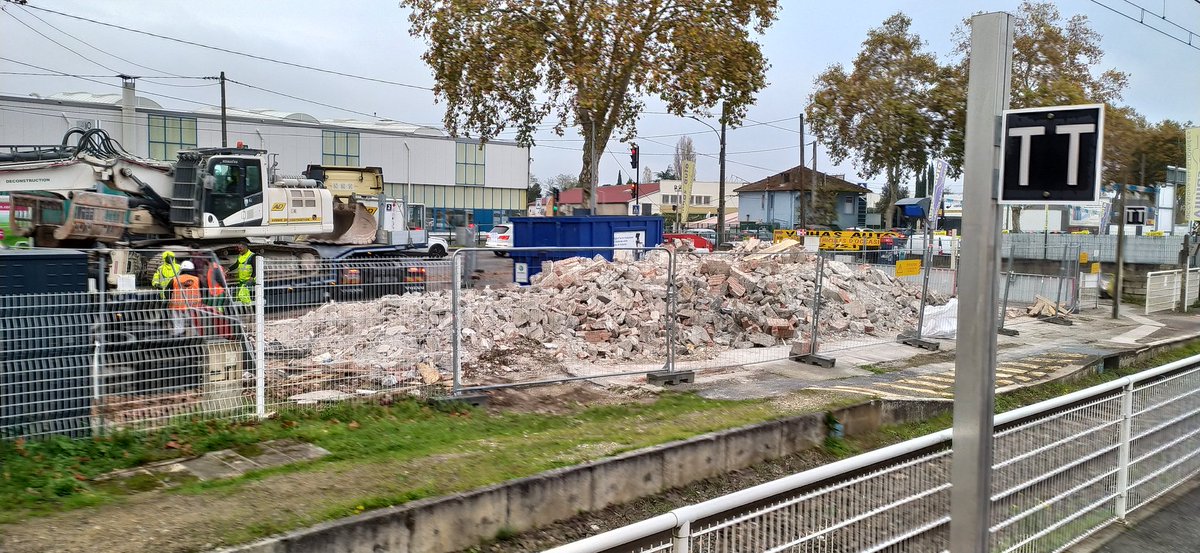 phil_conduc's tweet photo. Alerte générale !!!! 
Le bâtiment voyageurs de #Lacourtensourt à disparu durant ce week-end de 3 jours 
Mais euh ! #AFNT https://t.co/H3M80DQdrz