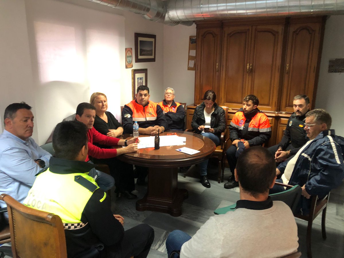 aytocenesvega's tweet photo. @aytocenesvega  tiene activado el Plan de Emergencia, ante el aviso naranja por lluvias en la Cuenca del Río Genil.
Desde el Centro de Coordinación Operativa Local, reunido esta mañana y presidido por la alcaldesa, Montserrat Muñoz, + https://t.co/ukqBPdZ2yo