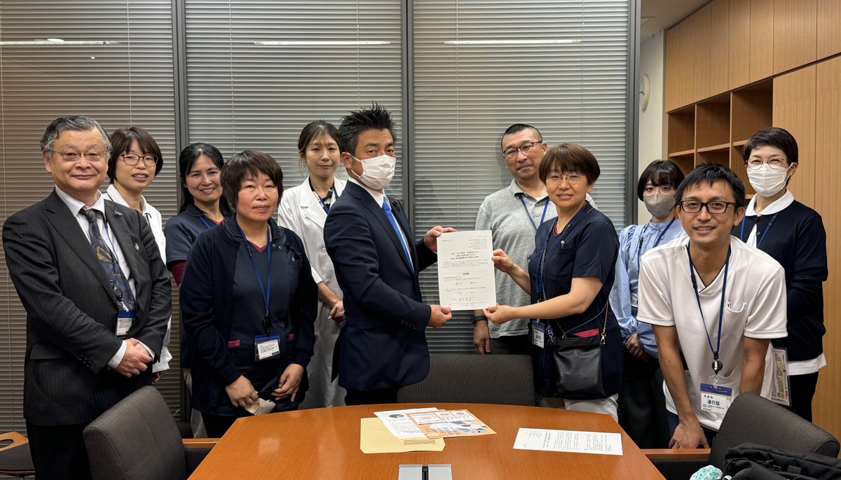irouren's tweet photo. 立憲民主党・藤原のりまさ議員とお会いでき、現場の看護師や検査技師、ケアマネの声を聞いてもらうことができました。

その場で、大幅増員・夜勤改善の署名の紹介議員になって頂くことができました。 https://t.co/APQ9wydnC8
