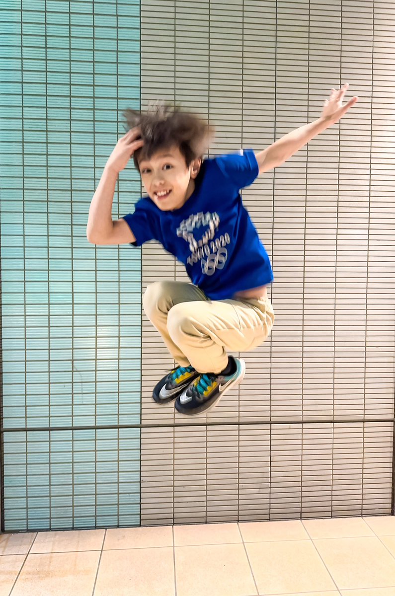 hirotoitoyama's tweet photo. Daveyお兄ちゃんの加藤清史郎さんが教えてくれましたが…
「小さい子をダマしちゃ、い・け……」って
本当だ！
この前の写真はジャンプの手が逆でした！ありがとうございます‼️
大人ニュージーズになれた時には絶対間違わないようにします‼️

#ForeverNewsies #ニュージーズ #糸山寛人 https://t.co/hNmdL6hXGu