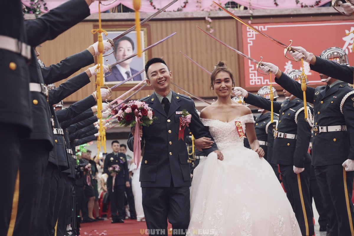 YDN_NEWS's tweet photo. 🇹🇼The Republic of China (Taiwan) Army (ROCA) held a group wedding for 120 couples from the Ministry of National Defense (MND). Officers and soldiers exchanged vows and began their future together with witnesses and blessings. ❤️❤️
#ROCArmy #Taiwan #groupwedding #MND
Read more⬇️
https://t.co/XR3UrGFB8w
