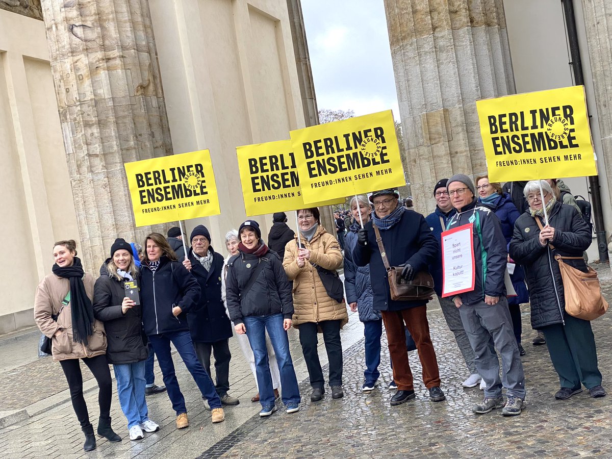 jetzt am Brandenburger Tor: Demo #BerlinIstKultur! wir sind viele und wir sind laut - alle gemeinsam für die Berliner Kultur und gegen den geplanten Kahlschlag im Kulturbereich.