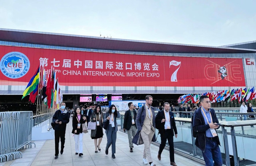 OpticsValleyCN's tweet image. At the 7th #CIIE, almost 80 companies from #OVC signed contracts totaling $380 million.🖋️
In addition, 16 OVC companies and institutions showcased advances in #optoelectronics, high-end equipment, life and health, #AI, and the low-altitude economy at the international event.🌍