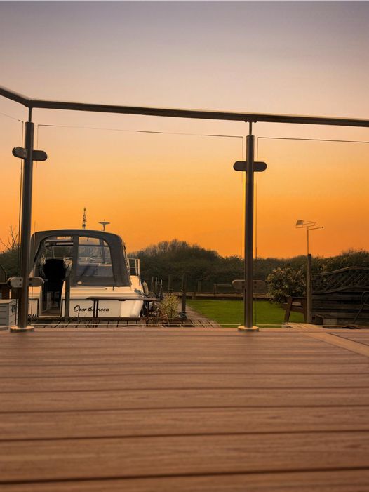 _arbordeck's tweet photo. 🌅 Sunrise, Sunset… Stunning Deck! 🌅
Beams & Braces installed Trex Transcend Tiki Torch decking on this Norfolk Broads property, capturing that perfect glow. Whether it’s sunrise or sunset, this view is unbeatable! 🌞
#TrexTranscend #TikiTorch #NorfolkBroads #TrexUK https://t.co/e12KgdK6Rb