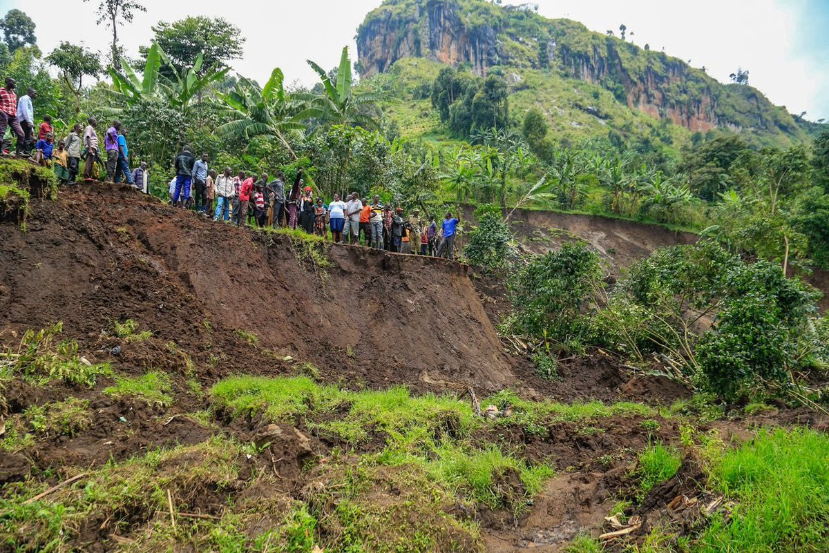TrendRoomUG's tweet photo. To communities: Be alert to warning signs like surface cracks that can signal landslides or floods. Report immediately to local authorities. ⚠️
Every second counts in disaster preparedness! #DisasterPreparednessUG https://t.co/svqK9MeIPm