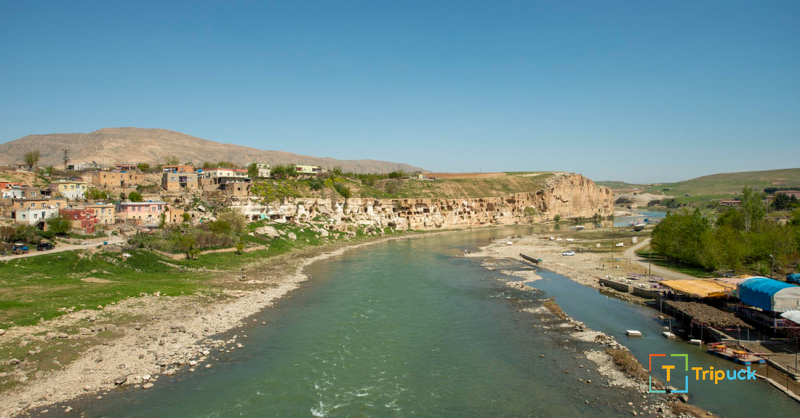 tripuck_info's tweet photo. Hasankeyf, Batman ilinde ve Dicle Nehri kenarında yer alır. Yaklaşık 12.000 yıllık bir geçmişe sahiptir. #Batman #Türkiye
https://t.co/JBi2zlVdhg https://t.co/jb9PVxz15N