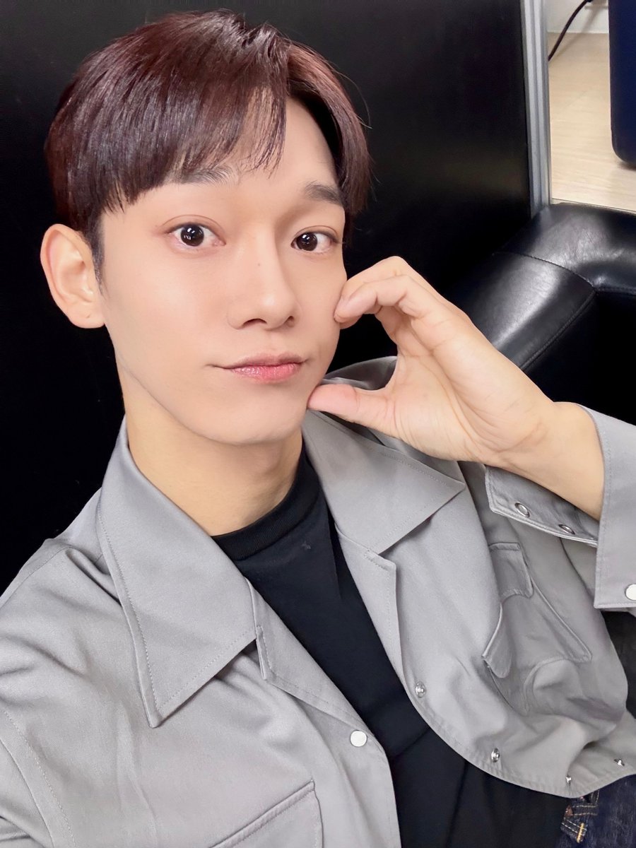 [#첸]

안녕하세요 첸입니다!!
어느덧 2025학년도 대학수학능력시험이 하루 앞으로 다가왔습니다!
이날을 위해 열심히 달려오신 수험생 여러분 정말 고생 많으셨습니다👍
꼭 밥도 든든하게 챙겨드시고 마지막까지 컨디션 관리 잘 하시길 바랄게요!!
많이 긴장되고 떨리겠지만, 저도 여러분을