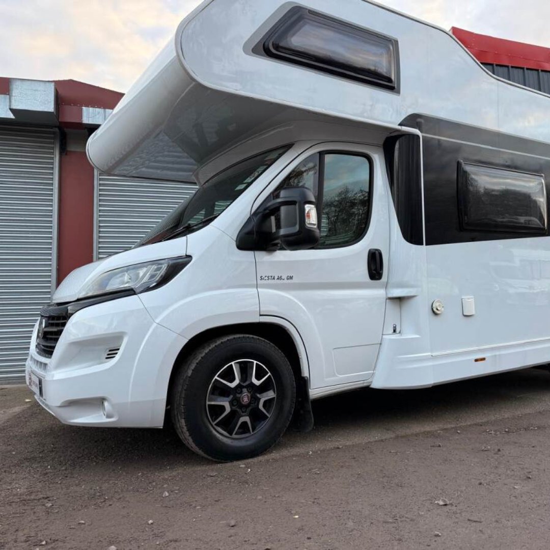SmartCampersUK's tweet photo. 🚨 NEW ARRIVAL 🚨 Hobby Siesta A65 GM De Luxe

▪️ 6-berth
▪️ 6-belts
▪️ < 6.5m length
▪️ Full service history 📝
▪️ 1 owner from new 🙂
▪️ New timing belt &amp; water pump ✅
▪️ 2 x free Habitation Checks ✅
▪️ 2-year warranty from @WarrantySG ✅

(1/3) https://t.co/4ZEYJzjXwK