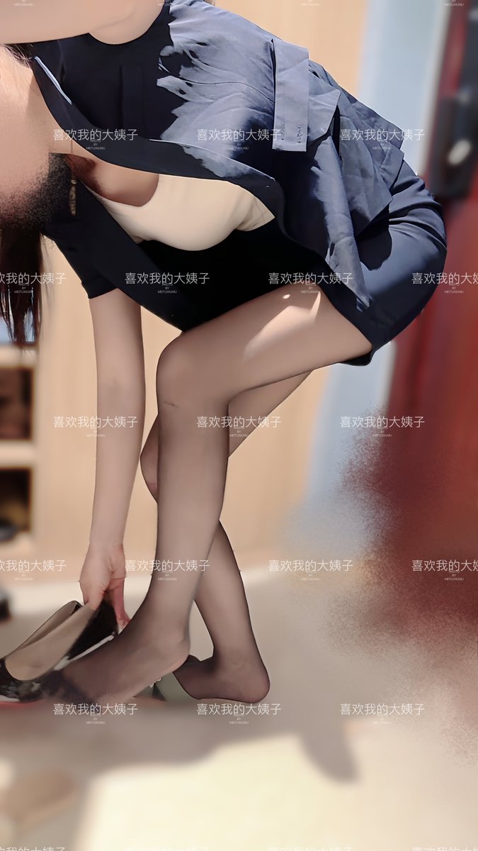我下班回家了，大姐也刚到家，老婆带着孩子去超市买菜去了，大姐说怎么换个鞋子也拍，我说穿职业装好看，有女人味，大姐笑了起来 https://t.co/YuYABQLssH