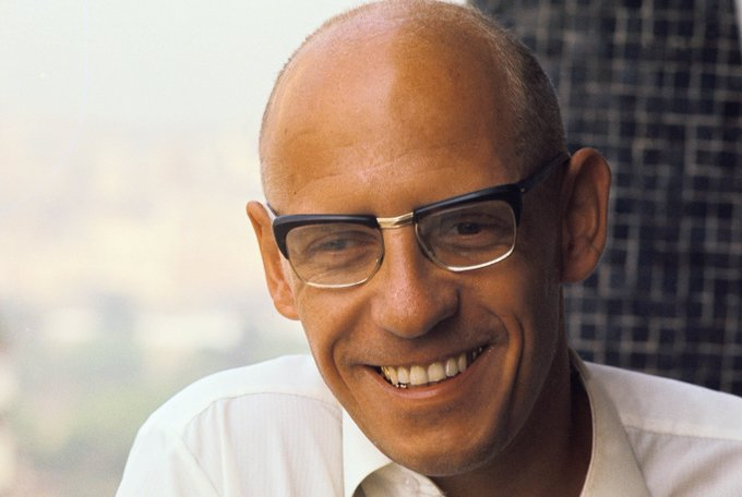 Asji1968's tweet photo. El poder quiere que pienses que el poder lo tiene otro. El poder se ha apropiado hasta de los conceptos de contracultura, rebelión y libertad. ¿Qué podíamos esperar en el cinismo posmoderno iba a traer si no destruir la verdad, la razón y la ciencia?
#aforismos
#Focault
Fe de errata