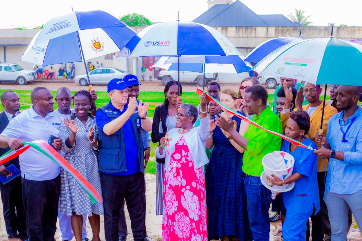 gdcb22's tweet photo. En date du 12/11, la @mspls_bdi, Dr @Lydwinebara, a inauguré le centre de prise en charge des épidémies de Kamenge en présence du Rep. de l’#OMS, de la DP d’#ONUSIDA, de la Directrice santé de l'@US_Emb_Burundi,du délégué de @AfricaCDC, ainsi que des cadres du #MSPLS et de l’#OMS https://t.co/mVkCPXlaRa