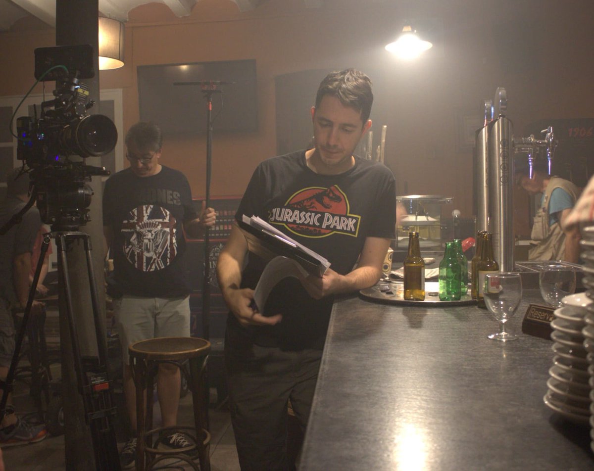 Es complejo explicar lo que se siente cuando estás materializando ideas y emociones a través del tiempo, el espacio, la luz, el sonido y el talento de otr@s compañer@s. Dirigir es algo único para mi y creo que me va a acompañar el resto de mi vida.