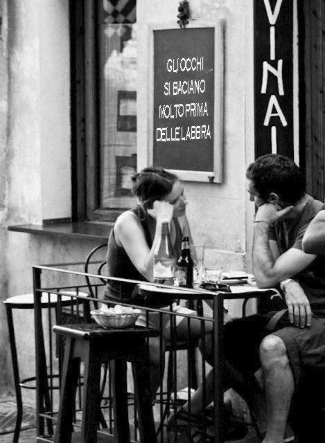 Fra i rumori della folla
ce ne stiamo noi due,
felici di essere insieme,
parlando piano,
forse nemmeno una parola.

Walt Whitman