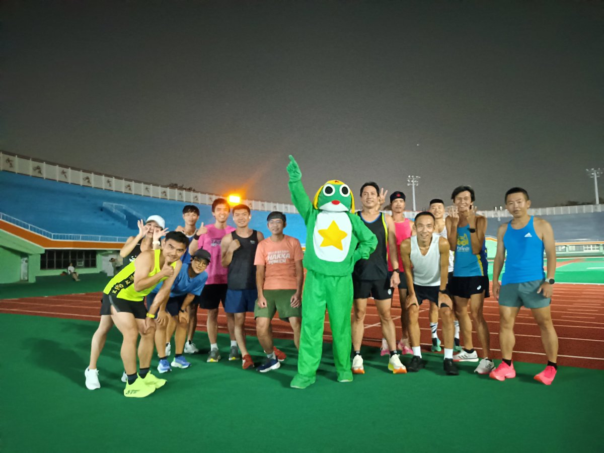 Keroro_3's tweet photo. Keroro來台南市立體育場 https://t.co/Ud594bdefB 參加安平夜跑團的間歇跑(Interval Run)練習,在起跑之前還有參加間歇跑的團員合照
#間歇跑 #IntervalRun #インターバル走 #夜跑 #夜ラン #NightRun #安平夜跑 #台南 #Tainan #Keroro #Keroro軍曹 #ケロロ軍曹 #KeroroGunso #SgtFrog #cosplay https://t.co/vUt1IcJEYa