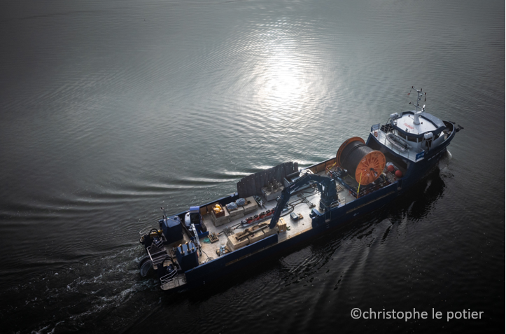 enedis_bretagne's tweet image. 🌊⚡️L' expertise bretonne à l'œuvre ! Nos équipes ont finalisé la pose d'un câble sous-marin de 6 km entre Saint Gildas et Houat. 
💡Après l'étude , elles ont réalisé la jonction avec le réseau existant pour améliorer la qualité de service dans les îles Houat et Hoedic. 🏝️⚓️