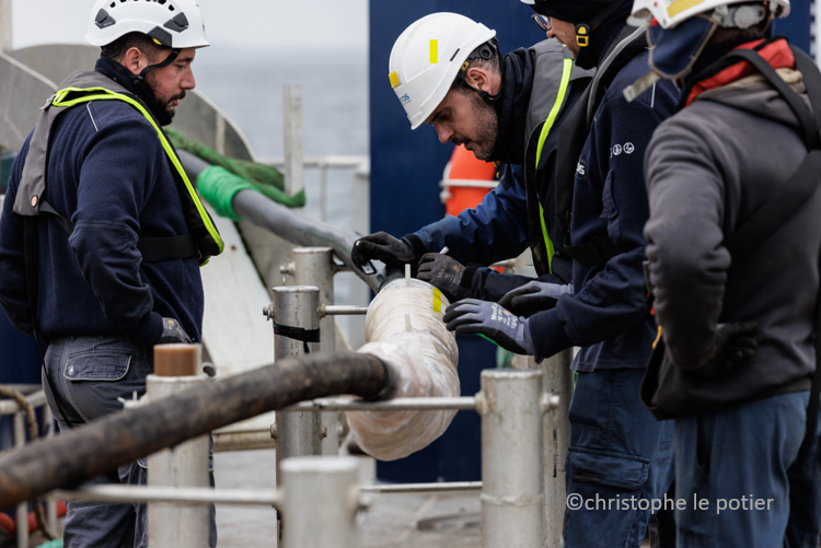 enedis_bretagne's tweet image. 🌊⚡️L' expertise bretonne à l'œuvre ! Nos équipes ont finalisé la pose d'un câble sous-marin de 6 km entre Saint Gildas et Houat. 
💡Après l'étude , elles ont réalisé la jonction avec le réseau existant pour améliorer la qualité de service dans les îles Houat et Hoedic. 🏝️⚓️
