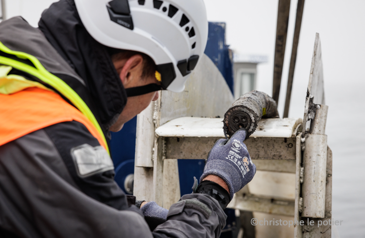enedis_bretagne's tweet image. 🌊⚡️L' expertise bretonne à l'œuvre ! Nos équipes ont finalisé la pose d'un câble sous-marin de 6 km entre Saint Gildas et Houat. 
💡Après l'étude , elles ont réalisé la jonction avec le réseau existant pour améliorer la qualité de service dans les îles Houat et Hoedic. 🏝️⚓️