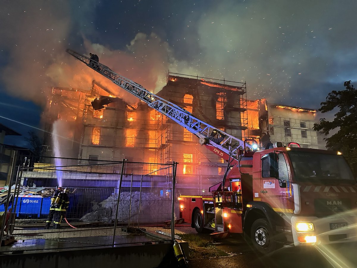 SO_Bordeaux's tweet photo. Incendie sur le Bassin d’Arcachon : le bâtiment qui devait accueillir les gendarmes de Biganos en feu, d’importants moyens sur place
https://t.co/ilWCJMpk5W https://t.co/aO6zrDY5f5
