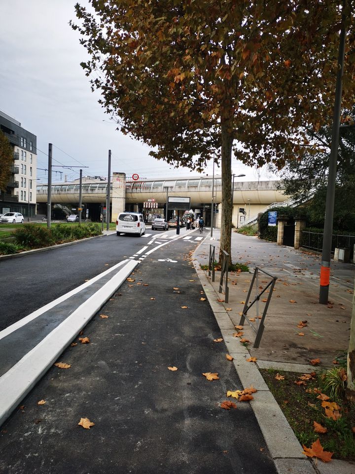 🚴‍♀️ La voie est ouverte !
Les travaux d'aménagement de la piste cyclable aux abords de la gare de la <a href="/VilledeCenon/">Ville de Cenon</a> sont terminés.
Désormais sur ce tronçon les piétons, les vélos et les automobilistes ont chacun leurs espaces dédiés.
<a href="/CirculationBxM/">Circulation BxMetro</a>