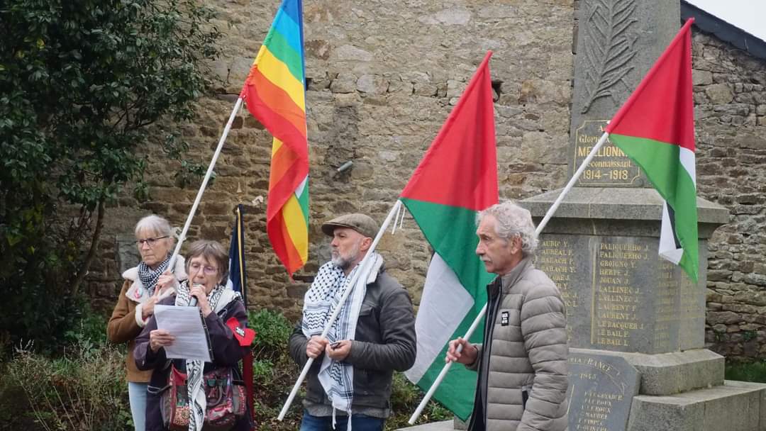 JOBIC Cyril (@cyriljobic) on Twitter photo choqué de voir <a href="/MLepvraud/">Murielle Lepvraud</a> , à la commémoration du 11 novembre entourée de drapeaux politiques et Palestiniens.
La réutilisation de ce jour de mémoire à des fins politiques est totalement déplacée et irrespectueuse. #LFI toujours dans la provocation et la division choqué de voir <a href="/MLepvraud/">Murielle Lepvraud</a> , à la commémoration du 11 novembre entourée de drapeaux politiques et Palestiniens.
La réutilisation de ce jour de mémoire à des fins politiques est totalement déplacée et irrespectueuse. #LFI toujours dans la provocation et la division