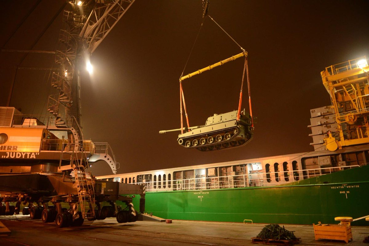pawelbejda's tweet image. Tuż po #NarodoweŚwiętoNiepodległości przyjmujemy kolejne dostawy kluczowego sprzętu wojskowego dla #WojskoPolskie. Trwa rozładunek statków z 9 czołgami K2, 12 haubicami K9 i 8 modułami do wyrzutni #Homar-K. Silna i nowoczesna armia to bezpieczna Ojczyzna.💪