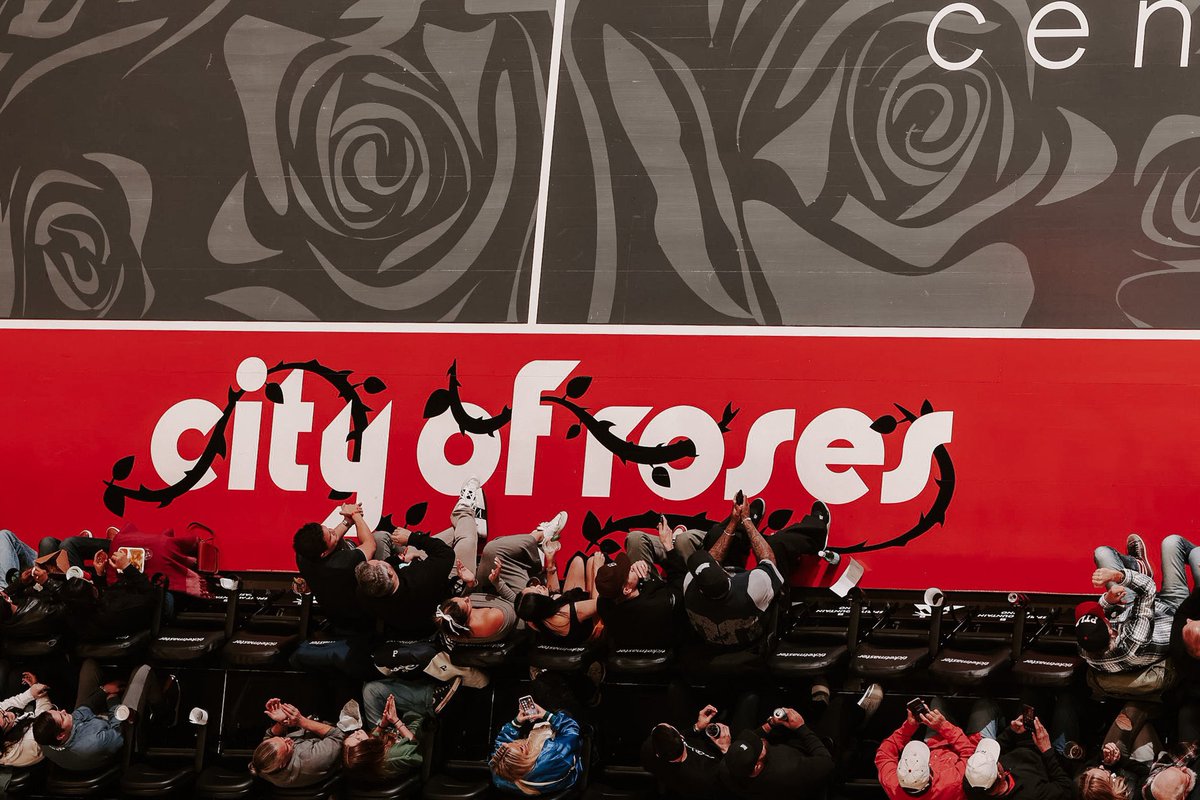 RipCityFrance's tweet photo. Le terrain est magnifique, donnez nous un maillot avec cette DA « City of Roses » maintenant https://t.co/Rtu3sQAVRA